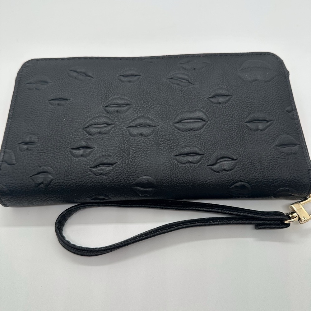 NWOT Betsey Johnson Embossed Lips Print Black Wallet Wristlet - Picture 2 of 5